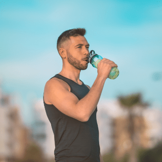 Wasser trinken beim Sport